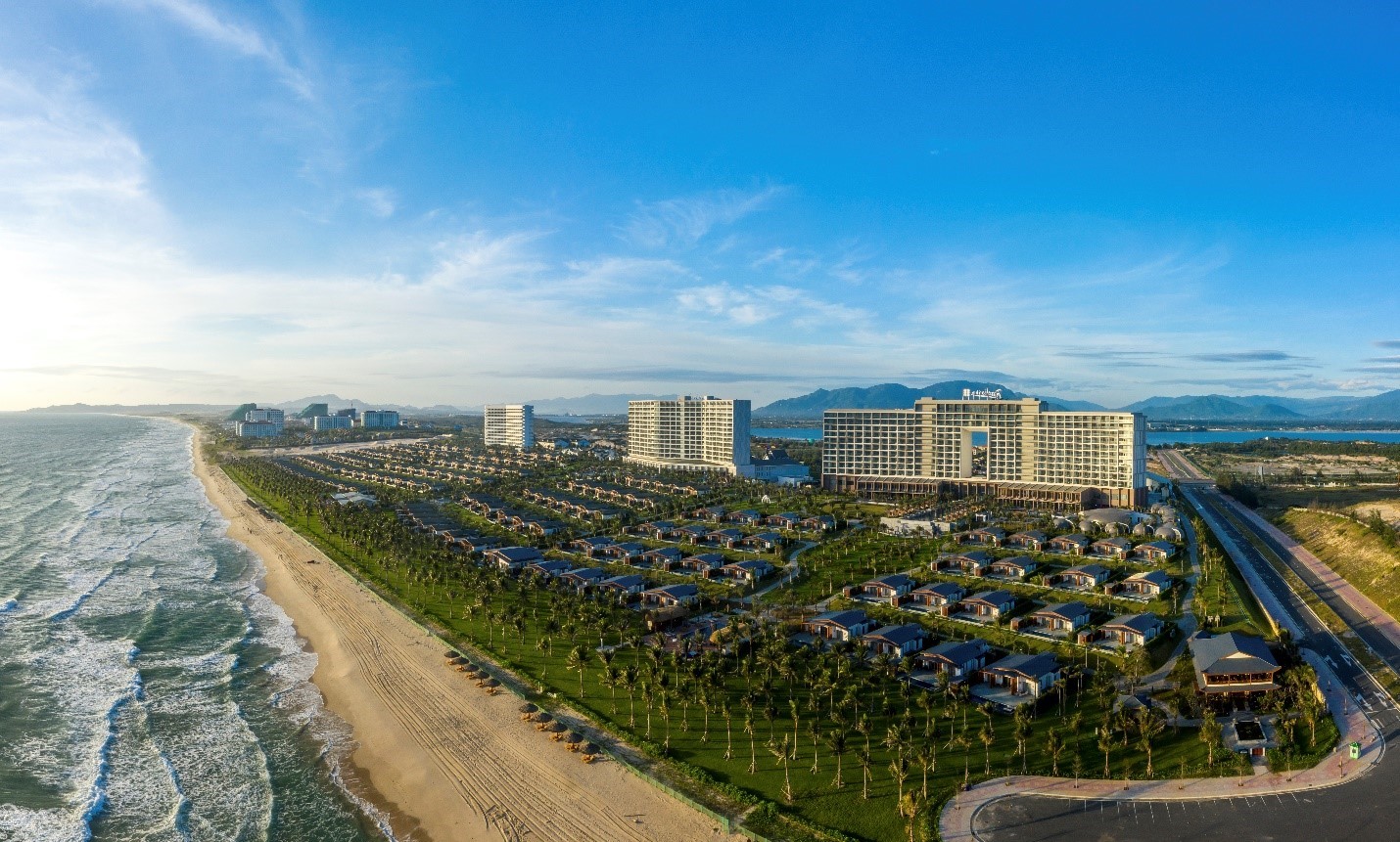 Hai khu nghỉ dưỡng Movenpick Resort Cam Ranh và Radisson Blu Resort Cam Ranh