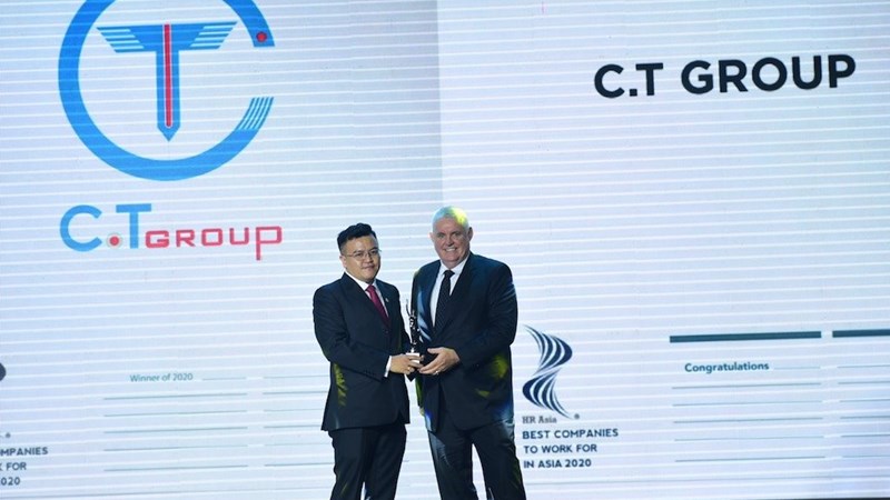 Ông Trần Văn Thái – Giám đốc Ban Nhân lực cộng đồng C.T Group nhận giải thưởng Nơi làm việc tốt nhất Châu Á. Ảnh: C.T Group