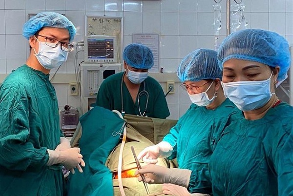 Kíp mổ đã thực hiện phẫu thuật thành công 3 bé trai sinh cùng trứng.