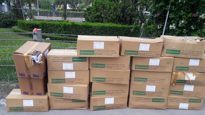 Gần 20 thùng thuốc bị vứt bỏ trên đại lộ Thăng Long (Hà Nội) vẫn còn nguyên tem nhãn công ty thuốc