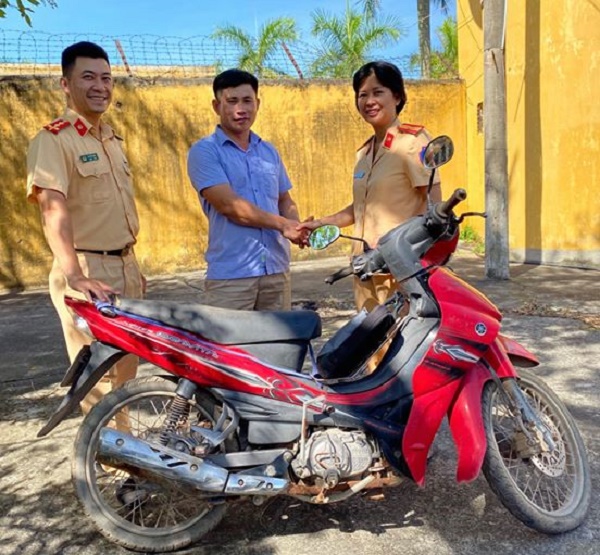 Phòng CSGT Đường bộ - Đường sắt Hải Phòng vừa làm thủ tục trao trả lại phương tiện cho chủ sở hữu sau gần 05 năm bị mất trộm