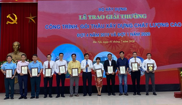 Ông Phạm Ngọc Sáu- Giám đốc sân bay Vân Đồn nhận Giải thưởng Công trình chất lượng cao 2019