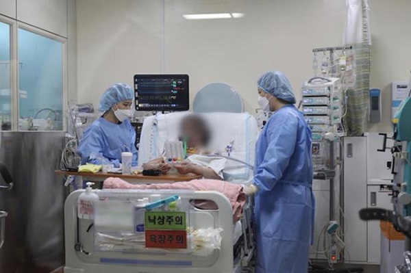 Đây là ca COVID-19 đầu tiên ở Hàn Quốc được cứu sống nhờ cấy ghép phổi. (Ảnh: Yonhap)