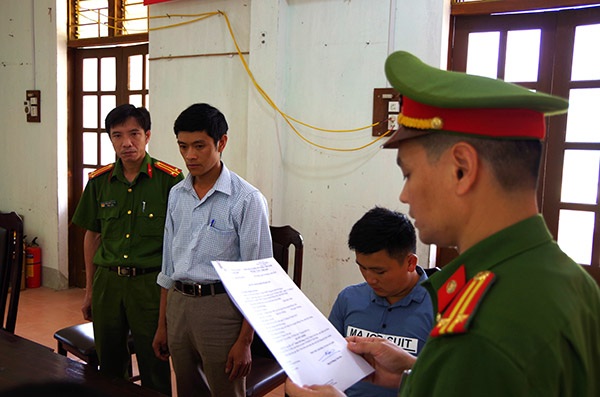 Cơ quan cảnh sát điều tra tống đạt lệnh bắt tạm giam 4 tháng để điều tra đối với Dinh Mí Sùng.