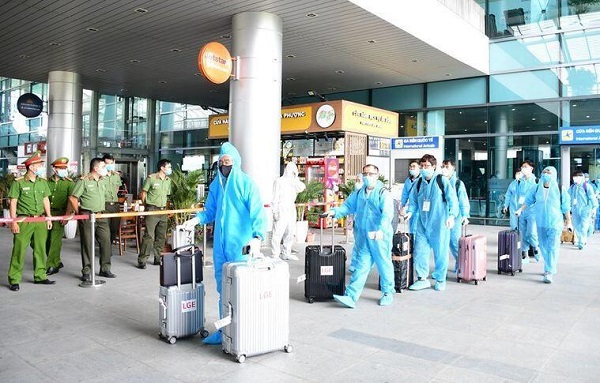 Các chuyên gia Hàn Quốc làm thủ tục tại sân bay (Ảnh: CAHP)