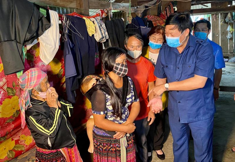 Thứ trưởng Bộ Y tế Đỗ Xuân Tuyên tới thăm gia đình có người mắc bệnh bạch hầu tại tỉnh Đắk Nông. Ảnh: VGP/Mạnh Cường