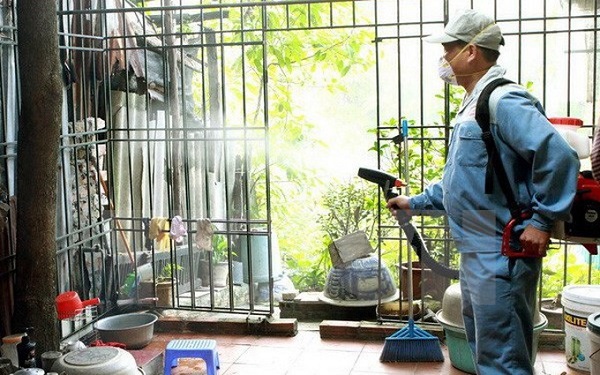 Phun hóa chất diện rộng ở nơi nguy cơ dịch sốt xuất huyết cao