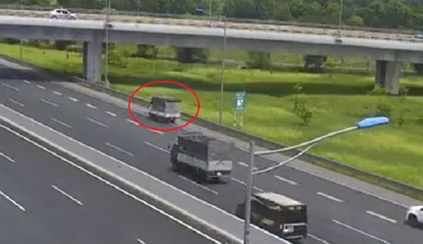 Phát hiện một tài xế điều khiển ô tô đi lùi trên cao tốc Hà Nội - Hải Phòng