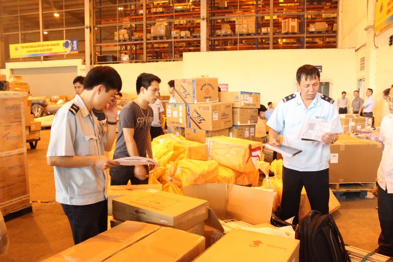 Công chức Hải quan Hà Nội đang kiểm tra hàng hoá (Ảnh: internet)