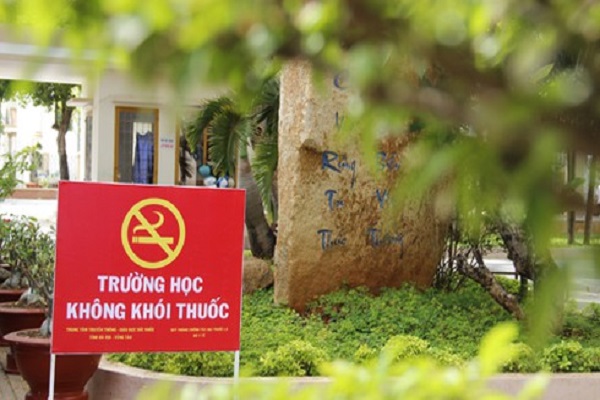 Từ 1/7 nghi&ecirc;m cấm kh&oacute;i thuốc trong trường học