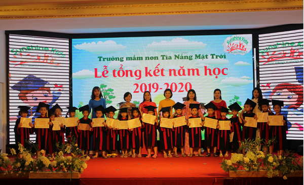 Ban gi&aacute;m hiệu nh&agrave; trường &ldquo;Giấy chứng nhận ho&agrave;n th&agrave;nh cấp bậc học mầm non&rdquo; cho 23 em học sinh mẫu gi&aacute;o lớn ra trường