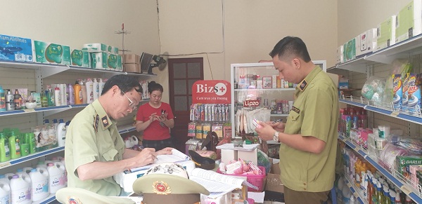 Lực lượng QLTT Lạng Sơn kiểm tra hàng hóa vi phạm