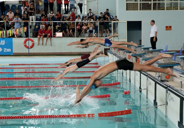 Các vận động viên tranh tài ở môn bơi tự do nam, lứa tuổi 14 - 15 tuổi.