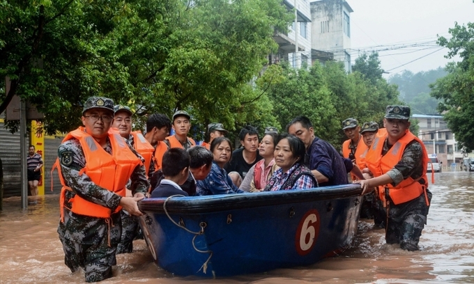 Người dân tại khu vực ngập lụt ở Trùng Khánh được hỗ trợ sơ tán trong tuần này.