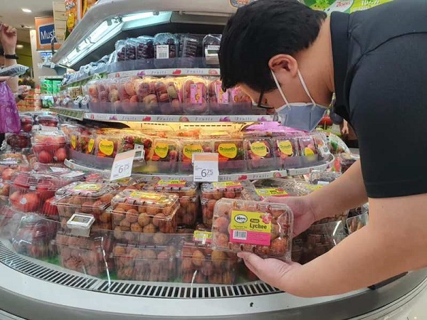 Vải thiều Việt Nam tại siêu thị FairPrice, Singapore