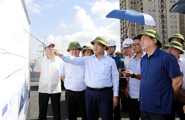 Ông Vương Đình Huệ cùng ông Nguyễn Đức Chung kiểm tra tiến độ 5 dự án giao thông trọng điểm của Hà Nội