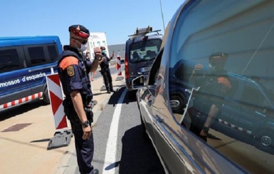 Cảnh sát Tây Ban Nha kiểm tra những người rời khỏi khu vực - Ảnh: RT