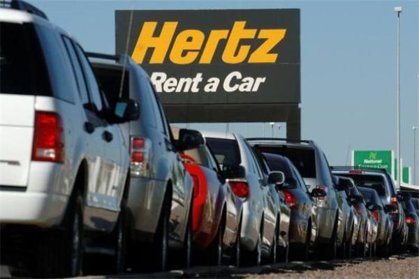 Nhu cầu thuê xe mất hút cộng với núi nợ gần 19 tỉ đô la khiến Hertz, công ty cho thuê xe lớn thứ hai ở Mỹ, chọn con đường xin bảo hộ phá sản. Ảnh: Bloomberg