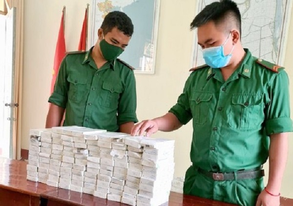 BĐBP cửa khẩu Long Bình (An Giang) vừa phát hiện và thu giữ lô hàng dụng cụ y tế trị giá khoảng 108 triệu đồng