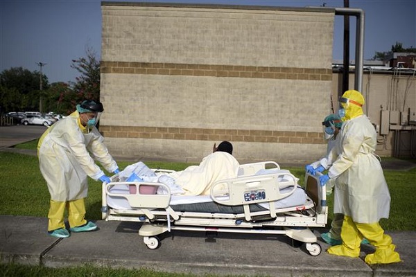 Nhân viên y tế chuyển bệnh nhân mắc Covid-19 tại một bệnh viện ở bang Texas, Mỹ ngày 2/7/2020 (Ảnh: AFP/TTXVN)