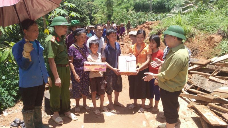 Lãnh đạo huyện Xín Mần hỗ trợ gia đình bị thiệt hại do mưa lớn. Ảnh: Toan Nguyen