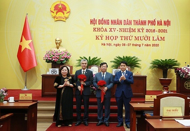 Chủ tịch UBND TP Hà Nội Nguyễn Đức Chung chúc mừng 2 tân ủy viên UBND