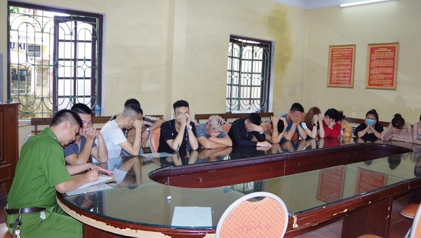 Hải Dương: Bắt giữ 13 đối tượng sử dụng ma túy trong quán karaoke