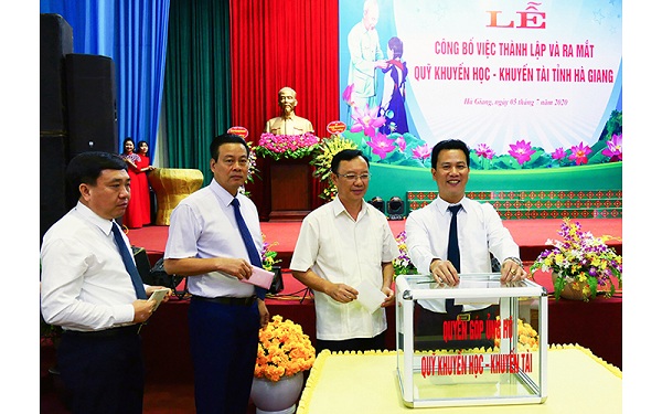 Các đại biểu dự lễ tham gia đóng góp ủng hộ quỹ Khuyến học - Khuyến tài tỉnh Hà Giang.