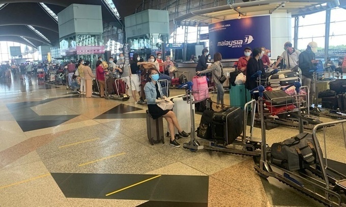 Công dân Việt Nam xếp hàng tại sân bay ở Malaysia, chuẩn bị lên máy bay về nước ngày 5/7. Ảnh:Bộ Ngoại giao.