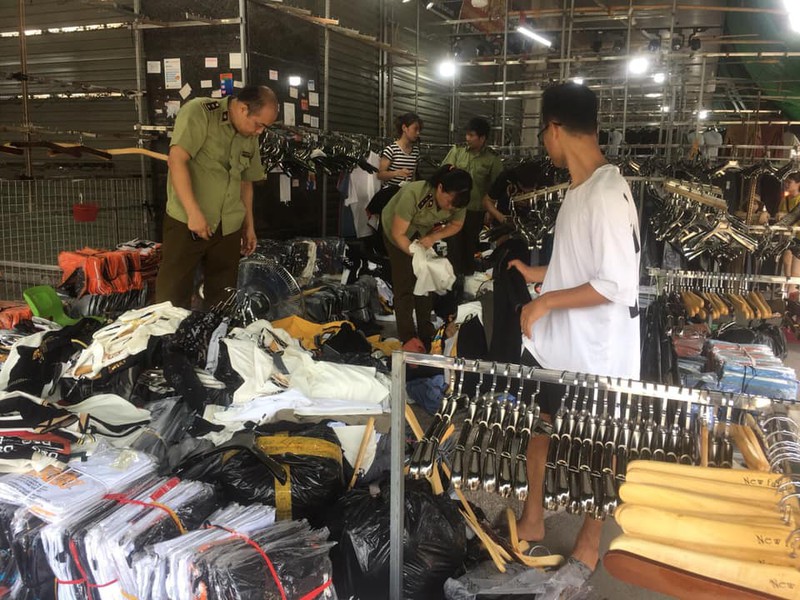 Lực lượng Quản lý thị trường Hà Nội kiểm tra hàng hóa tại chợ Ninh Hiệp