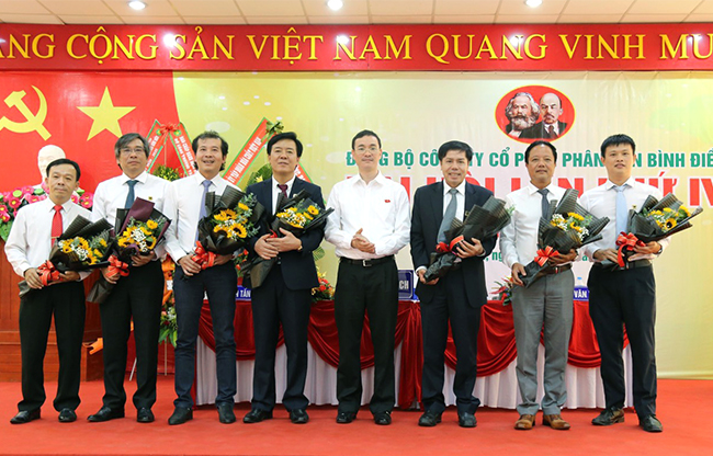 Đồng chí Lê Ngọc Quang, Ủy viên BTV Đảng ủy, Phó TGĐ Tập đoàn chúc mừng BCH nhiệm kỳ 2020 - 2025