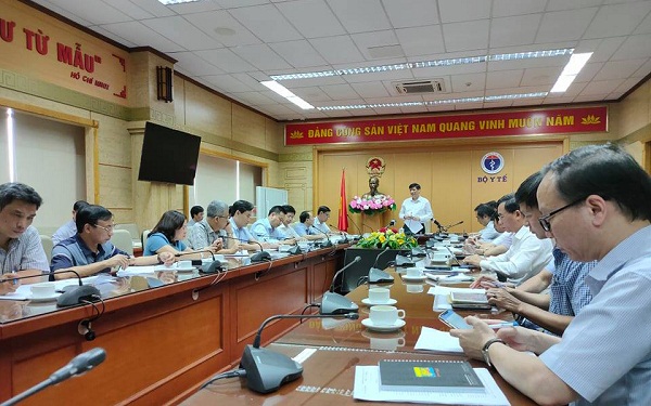 GS, TS Nguyễn Thanh Long, quyền Bộ trưởng Y tế phát biểu tại cuộc họp.