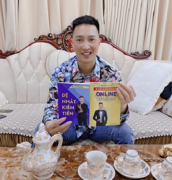 Huấn "hoa hồng" bị phạt 17,5 triệu đồng vì bán sách 'chui'