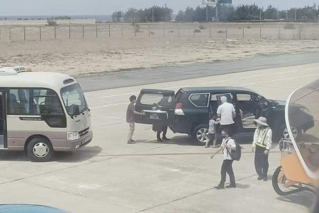 Hình ảnh chiếc xe biển xanh vào sân bay Tuy Hòa gây xôn xao dư luận những ngày qua.