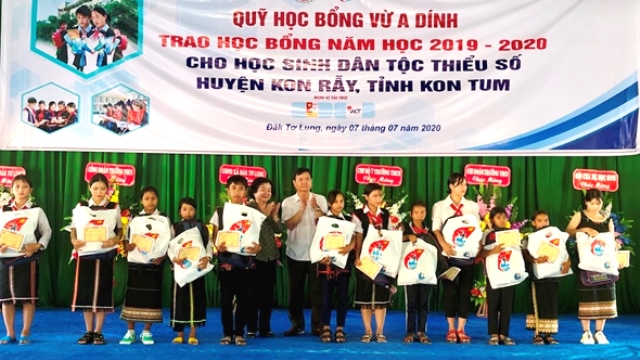Kon Tum: Trao 55 suất học bổng Vừ A Dính cho học sinh vượt khó