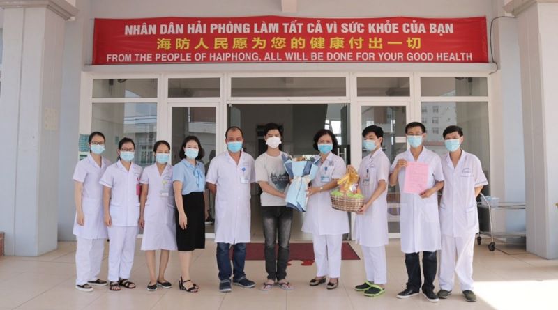 Đại diện Ban lãnh đạo Bệnh viện, TS.BS Nguyễn Thị Thu Huyền – Phó Giám đốc Bệnh viện Hữu nghị Việt Tiệp đã đến tặng quà chúc mừng