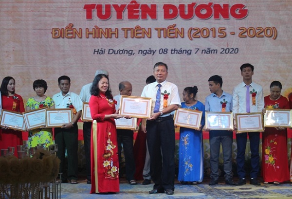 Chủ tịch Trung ương Hội CTĐ Việt Nam tặng bằng khen cho đại diện các tập thể điển hình trong phong trào thi đua