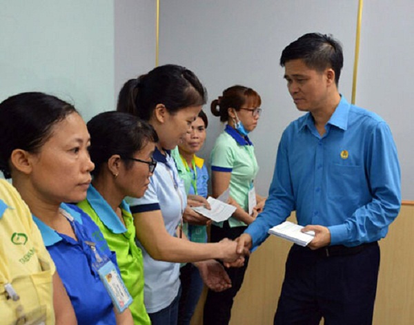 Phó Chủ tịch Tổng LĐLĐ Việt Nam Ngọ Duy Hiểu tặng quà cho công nhân