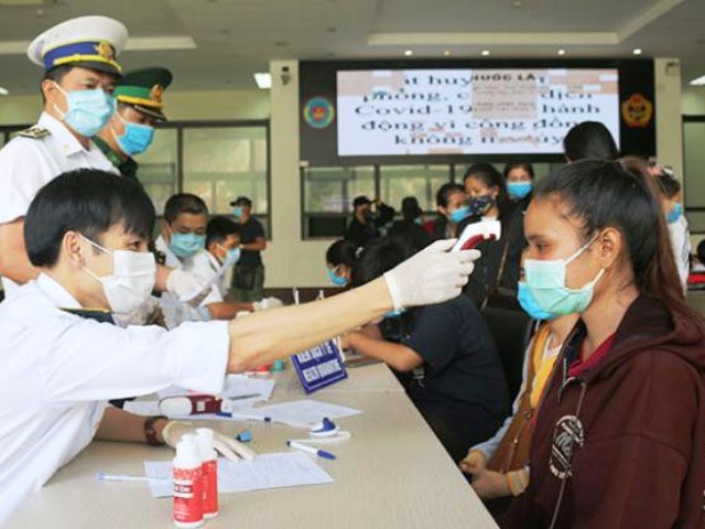 Gần 250 sinh viên Lào đến học tập tại các cơ sở đào tạo của tỉnh Quảng Bình được các cơ quan chức năng tiến hành kiểm tra sức khỏe, khai báo y tế, lấy mẫu xét nghiệm và cách ly tập trung theo quy định