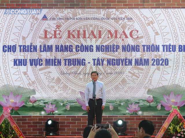 Ông Trần Tiến Dũng - Phó Chủ tịch UBND tỉnh Quảng Bình phát biểu tại khai mạc hội chợ triễn lãm