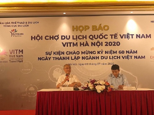 Ông Vũ Thế Bình - Phó Chủ tịch thường trực Hiệp hội Du lịch Việt Nam, Chủ tịch Hiệp hội Lữ hành Việt Nam trao đổi với phóng viên tại buổi họp báo