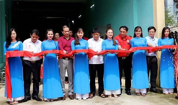 Các đại biểu cắt băng khánh thành Trụ sở điểm sơ cấp cứu giao thông đường bộ tại xã Tiêu Sơn, huyện Đoan Hùng.