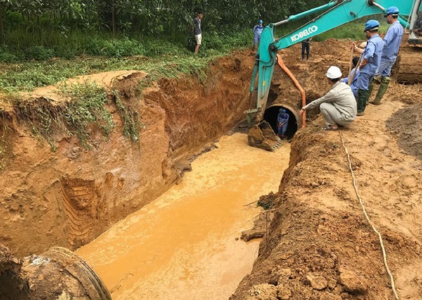 Công nhân khắc phục sự cố vỡ đường ống nước sạch sông Đà trên đại lộ Thăng Long, Hà Nội - Ảnh: T.Đ.H
