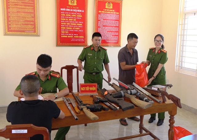 Qua đợt vận động, Công an tỉnh Quảng Bình đã tiếp nhận hàng trăm khẩu súng các loại và nhiều loại vũ khí nóng, vật liệu nổ nguy hiểm