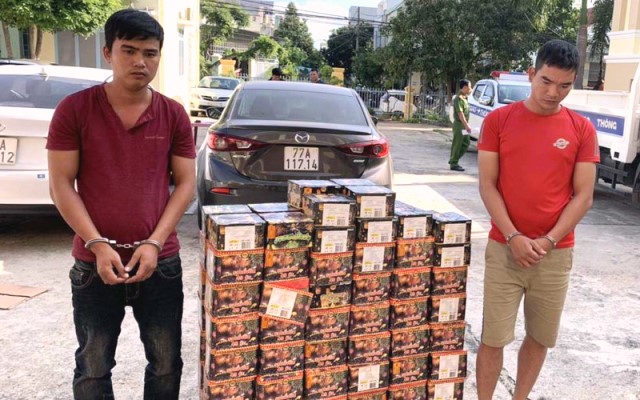 Kon Tum: Mang 2 ô tô đi vận chuyển gần 4 tạ pháo