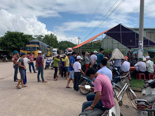 Nhiều lần người dân thôn Nam Phước trước cổng Nhà máy cồn Đại Tân để phản đối tình trạng ô nhiễm
