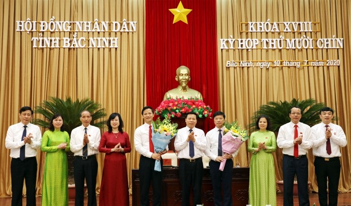 Lãnh đạo tỉnh tặng hoa chúc mừng ông Vương Quốc Tuấn và ông Đào Quang Khải. (Ảnh: Báo Bắc Ninh)