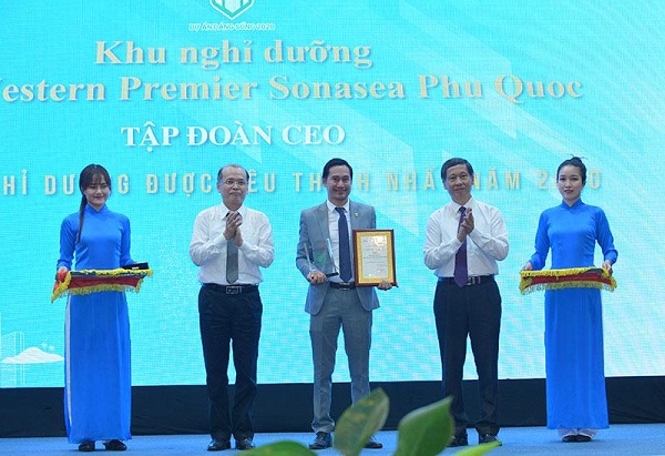 Ông Nguyễn Văn Kiền, Tổng giám đốc CEO Hospitality (đứng giữa) nhận giải “Khu nghỉ dưỡng được yêu thích nhất năm 2020” dành cho Best Western Premier Sonasea Phu Quoc