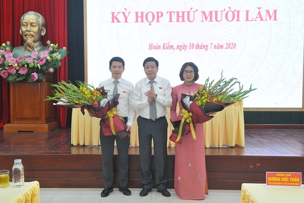 Bí thư Quận ủy, Chủ tịch HĐND Quận Hoàn Kiếm tặng hoa chúc mừng ông Phạm Tuấn Long, bà Phạm Thị Thu Thuỷ
