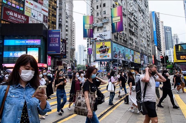 Người dân đeo khẩu trang phòng dịch COVID-19 tại Hong Kong, Trung Quốc (Ảnh: AFP/TTXVN)